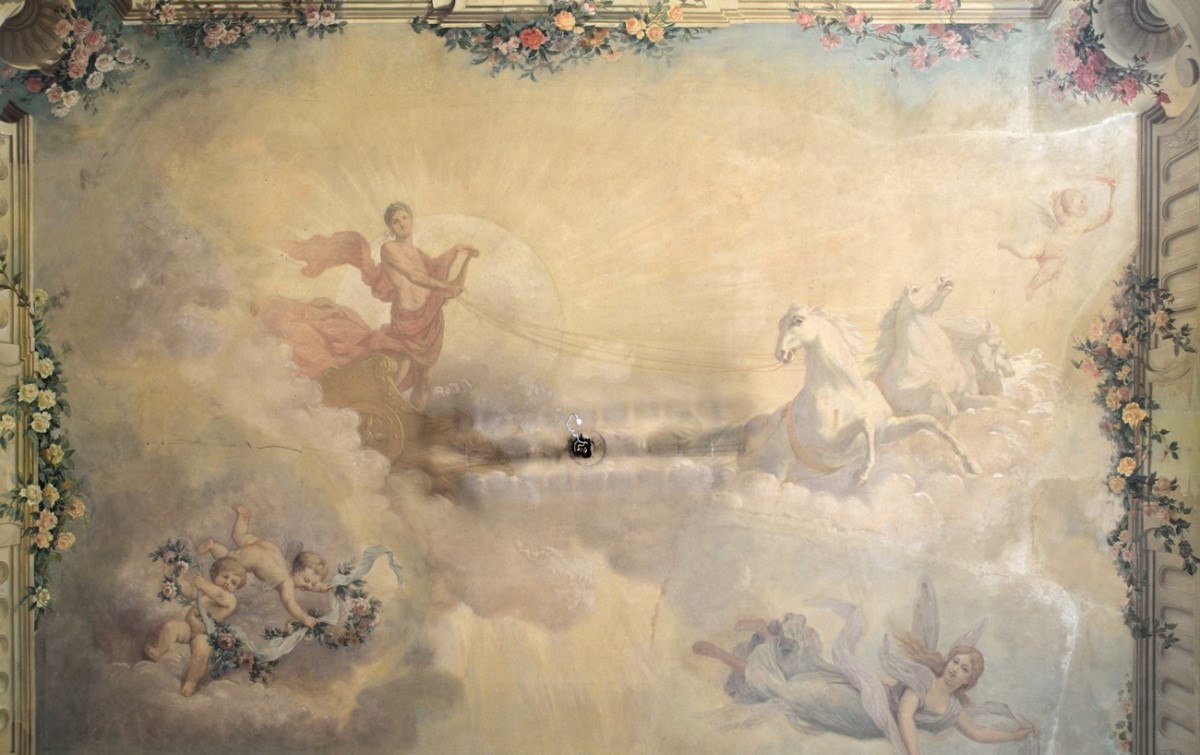 Grande salle d'apparat — charpente bois et colonnes sculptées